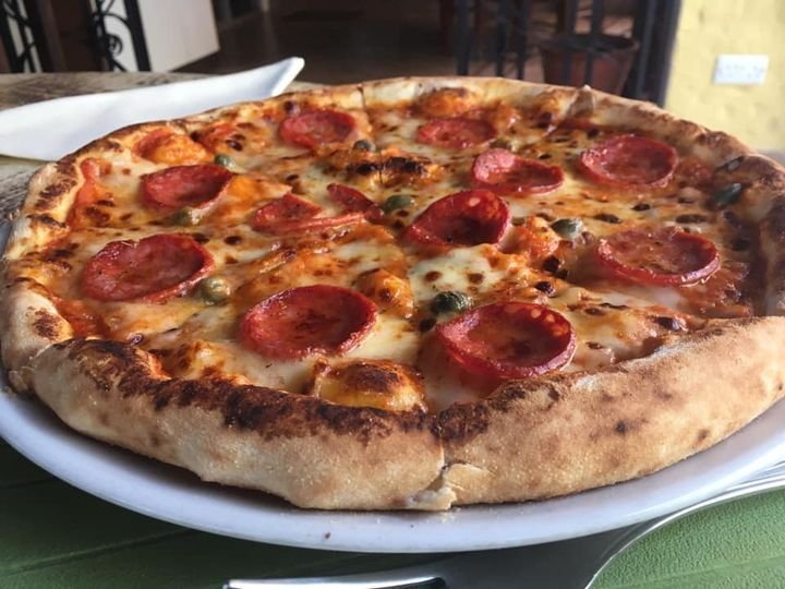 Robertos-Italian-Restaurant-pizza
